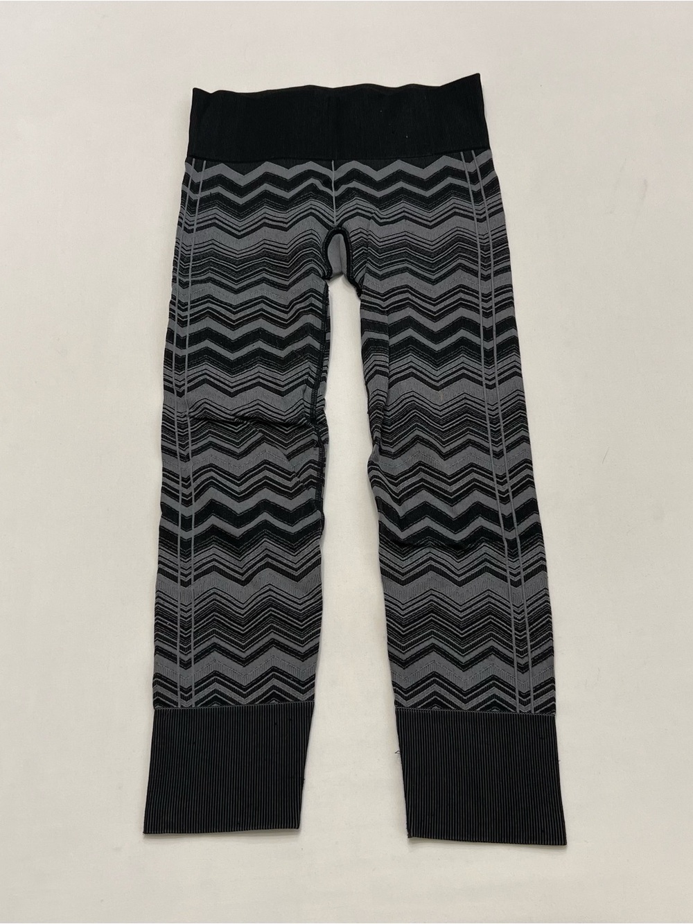 Lululemon Y2K Seamless Low Rise Crop Leggings Capris Sz 8 Black/Gray Chevron